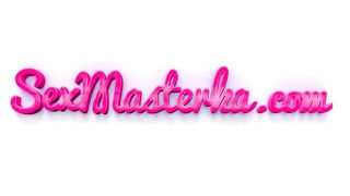 Sexmasterka masturbuje się różowym wibratorem