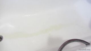 Pissing in the Bath (face Version)