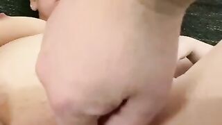 Als Ehehure lasse ich mich vom jungen Lover fingern