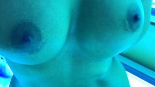 Alis Bl0nd totally naked in the tanning booth