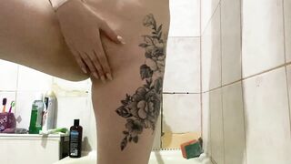 мастурбирую мокрую киску и выдаю золотой дождь