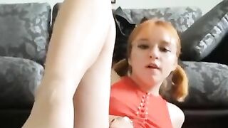 Малышка играет с киской????