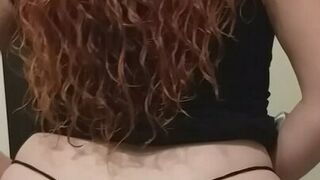 Sensual viendome al espejo y luego de rodillas en la cama