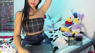 Sexy Colombian brunette with the face of an innocent girl is uninhibited and loves to show her sensuality on her webcam