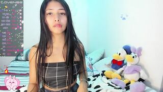 Sexy Colombian brunette with the face of an innocent girl is uninhibited and loves to show her sensuality on her webcam