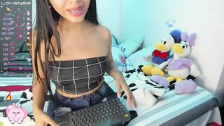 Sexy Colombian brunette with the face of an innocent girl is uninhibited and loves to show her sensuality on her webcam