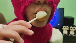CUTE GIRL SUCKING A SWEET LOLLIPOP! (CHUPA CHUPS)!