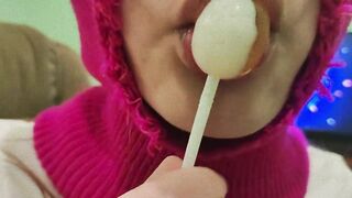 CUTE GIRL SUCKING A SWEET LOLLIPOP! (CHUPA CHUPS)!
