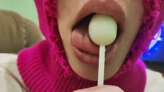 CUTE GIRL SUCKING A SWEET LOLLIPOP! (CHUPA CHUPS)!