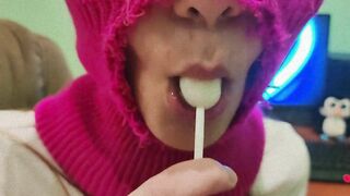 CUTE GIRL SUCKING A SWEET LOLLIPOP! (CHUPA CHUPS)!