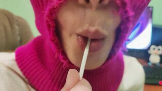 CUTE GIRL SUCKING A SWEET LOLLIPOP! (CHUPA CHUPS)!