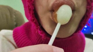 CUTE GIRL SUCKING A SWEET LOLLIPOP! (CHUPA CHUPS)!