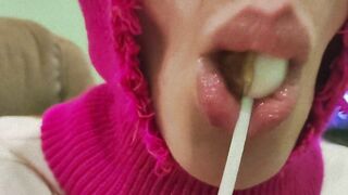 CUTE GIRL SUCKING A SWEET LOLLIPOP! (CHUPA CHUPS)!