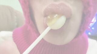 CUTE GIRL SUCKING A SWEET LOLLIPOP! (CHUPA CHUPS)!