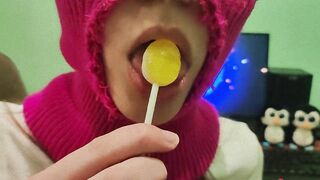 CUTE GIRL SUCKING A SWEET LOLLIPOP! (CHUPA CHUPS)!