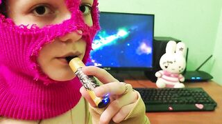 BEAUTIFUL GIRL SEXY SMOKE VAPE TO MUSIC!