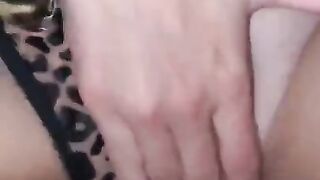 LA RAGAZZA DEL MIO AMICO È UNA TROIA VUOLE IL MIO CAZZO MENTRE LUI E FUORI! (Amatoriale Italiano
