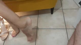 Quali scarpe ti eccitano di più? Footjob e shoejob provando le mie scarpe - feticismo del piede