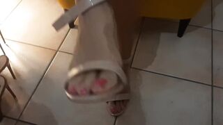 Quali scarpe ti eccitano di più? Footjob e shoejob provando le mie scarpe - feticismo del piede