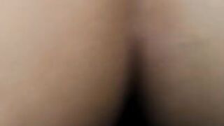 Encuentro a mi novia calentandose mirando futbol y me la cojo en cuatro. Es muy puta