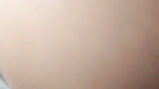 Encuentro a mi novia calentandose mirando futbol y me la cojo en cuatro. Es muy puta
