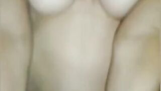 Hermosa con ricas tetas me monta y se viene rico y fuerte| pezones Piercing | gritona