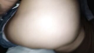 Universitaria follada con los jeans abajo y la ropa puesta ????????gimiendo rico