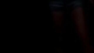 apenas uma garota tentando dançar mas envergonhada