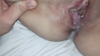 MARIDO CORNUDO LIMPIA SEMEN MIRON