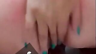 metiendome el dedo en el culo