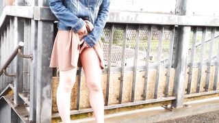 【野外露出】お昼に郊外の駅でこっそりノーパン歩行♪オナニーしてたら急に人が来て...【素人】