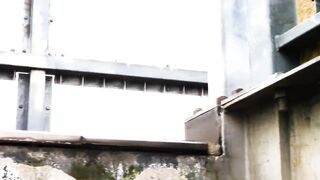 【野外露出】お昼に郊外の駅でこっそりノーパン歩行♪オナニーしてたら急に人が来て...【素人】