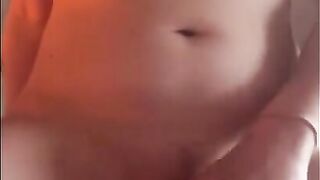 cerco di svegliare il mio ragazzo che sogna giocando con il suo cazzo