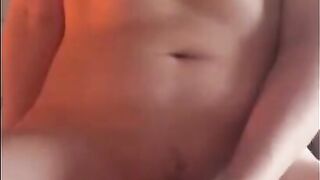 cerco di svegliare il mio ragazzo che sogna giocando con il suo cazzo