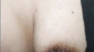 Pinay na nilaro ang nipples gamit ang titi