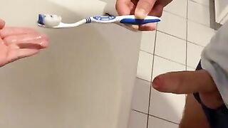 Il a giclé sur ma brosse à dent
