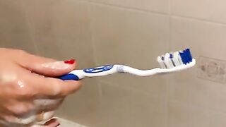 Il a giclé sur ma brosse à dent