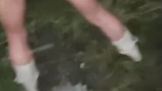 Трахаю подругу в лесу и снимаю на это