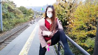 （ミッキー）おしっこ漏れそうだったので電車を待ってる間にたくさん潮吹きしてみました。ぜひ皆様に視姦してほしいです。