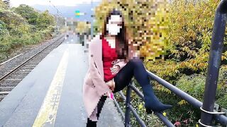 （ミッキー）おしっこ漏れそうだったので電車を待ってる間にたくさん潮吹きしてみました。ぜひ皆様に視姦してほしいです。