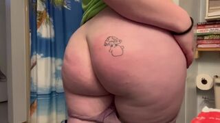 Showing my asshole off tight jeans