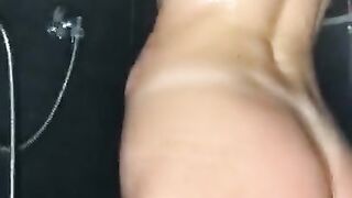 SPIO mia sorella metre si fa la DOCCIA
