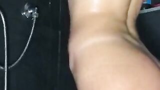 SPIO mia sorella metre si fa la DOCCIA