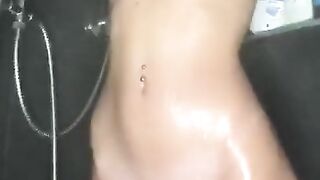 SPIO mia sorella metre si fa la DOCCIA