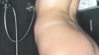 SPIO mia sorella metre si fa la DOCCIA