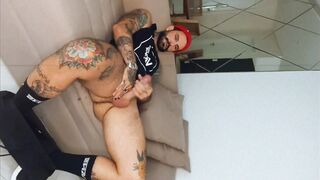 Novinha pegando no meu pau antes do role
