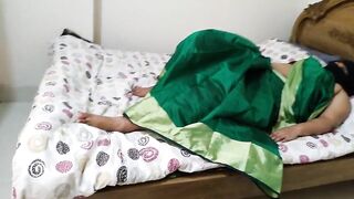 Sexy saree wearing tamil aunty fucks in hotel bed and cums a lot - Big Boobs (Hindi Audio)