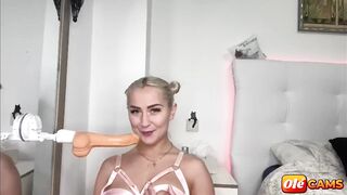 LISI-KITTY se masturba con su dildo