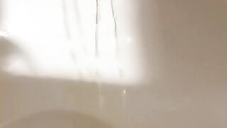 洗面器で放尿！！後ろから急に人がきて