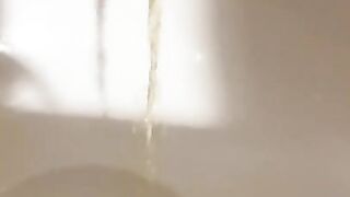 洗面器で放尿！！後ろから急に人がきて